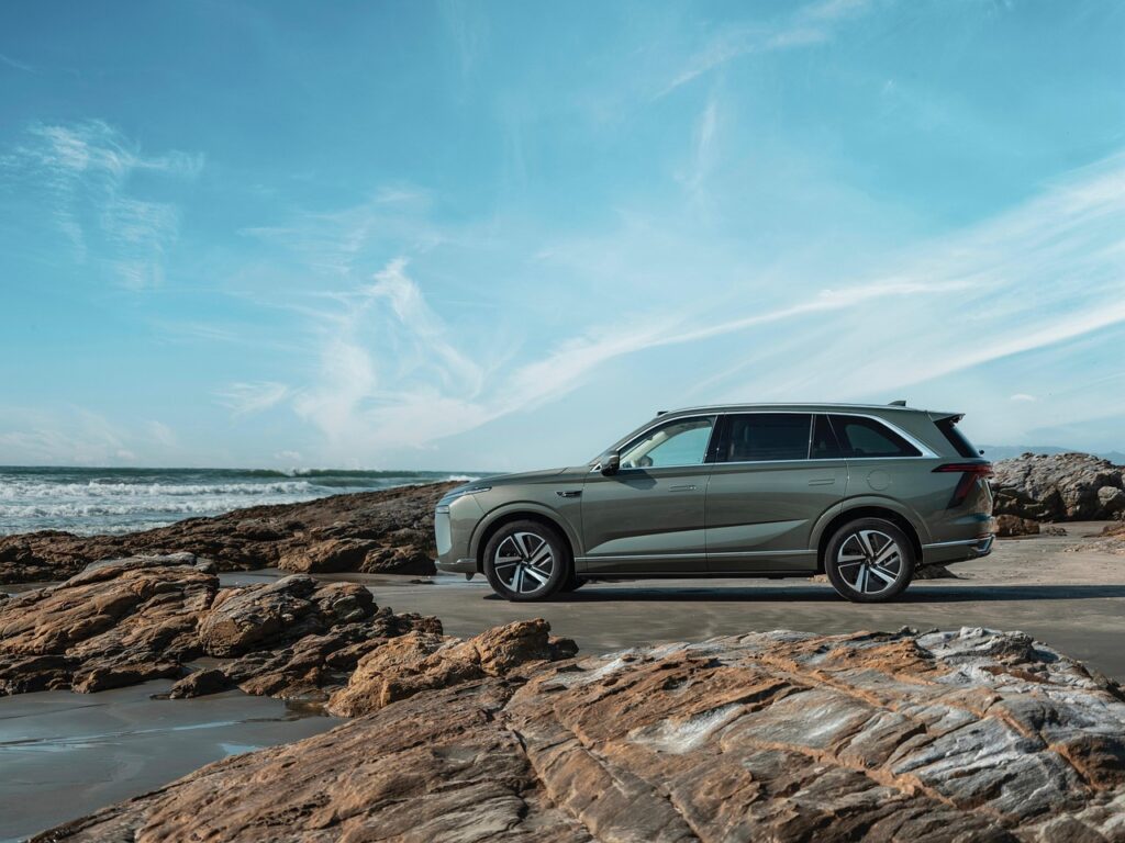 履歴書の写真は自然光で背景シンプルに撮影するべきですか？